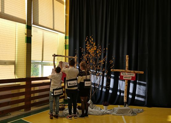Uroczystości z okazji Dnia Niepodległości w szkole w Garczegorzu.