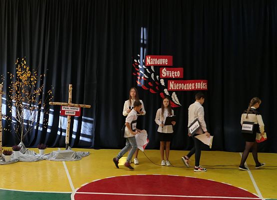 Uroczystości z okazji Dnia Niepodległości w szkole w Garczegorzu.