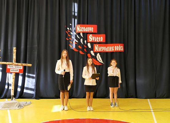 Uroczystości z okazji Dnia Niepodległości w szkole w Garczegorzu.