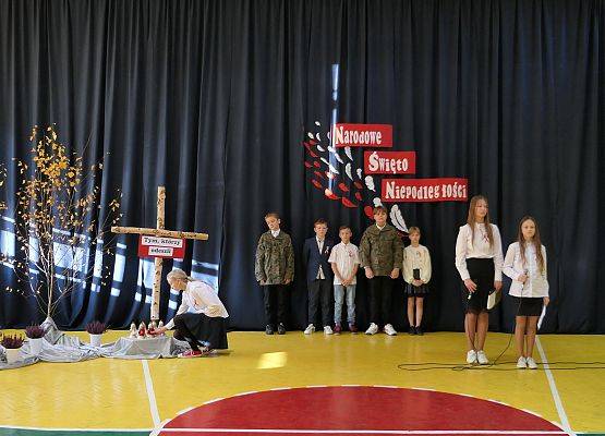 Uroczystości z okazji Dnia Niepodległości w szkole w Garczegorzu.