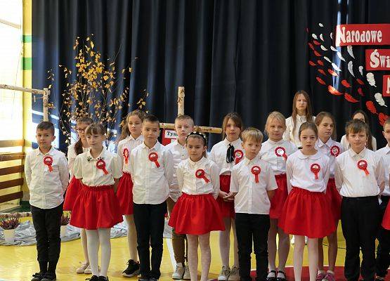 Uroczystości z okazji Dnia Niepodległości w szkole w Garczegorzu.