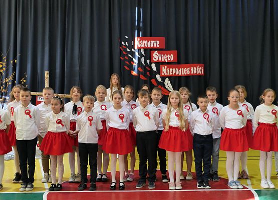 Uroczystości z okazji Dnia Niepodległości w szkole w Garczegorzu.