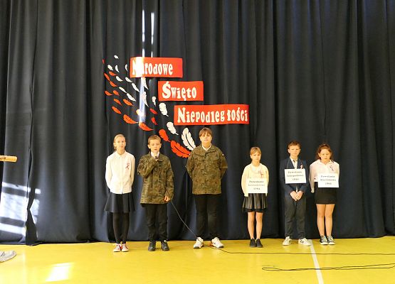 Uroczystości z okazji Dnia Niepodległości w szkole w Garczegorzu.