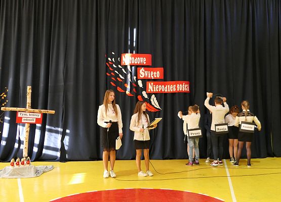 Uroczystości z okazji Dnia Niepodległości w szkole w Garczegorzu.