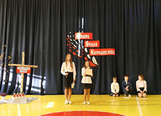 Uroczystości z okazji Dnia Niepodległości w szkole w Garczegorzu.