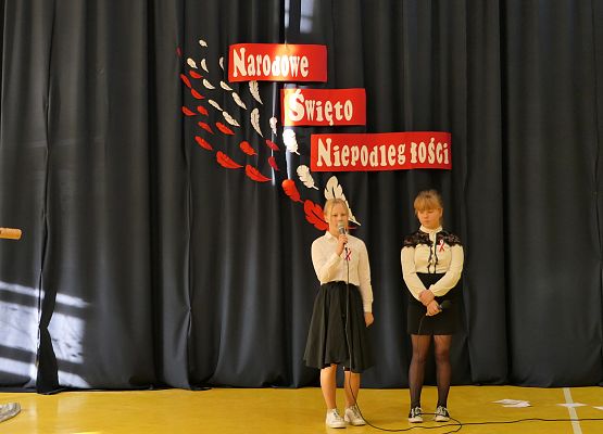 Uroczystości z okazji Dnia Niepodległości w szkole w Garczegorzu.