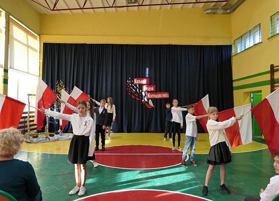 Uroczystości z okazji Dnia Niepodległości w szkole w Garczegorzu.