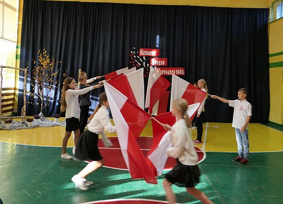 Uroczystości z okazji Dnia Niepodległości w szkole w Garczegorzu.