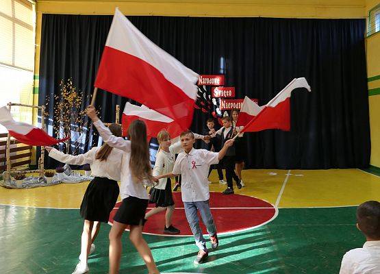 Uroczystości z okazji Dnia Niepodległości w szkole w Garczegorzu.