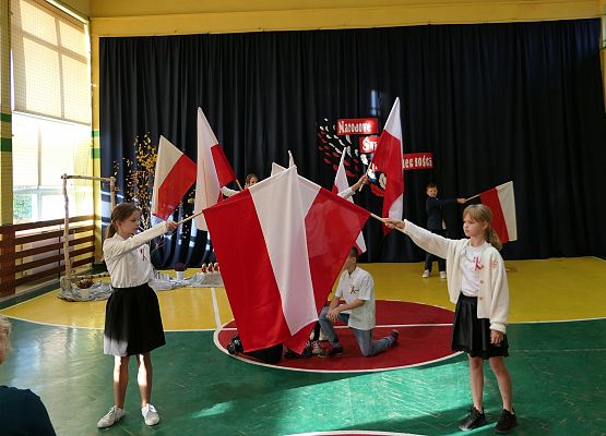 Uroczystości z okazji Dnia Niepodległości w szkole w Garczegorzu.