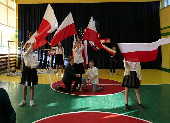Uroczystości z okazji Dnia Niepodległości w szkole w Garczegorzu.