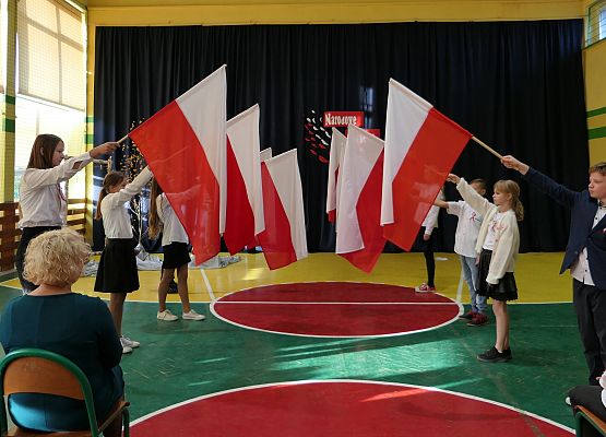 Uroczystości z okazji Dnia Niepodległości w szkole w Garczegorzu.