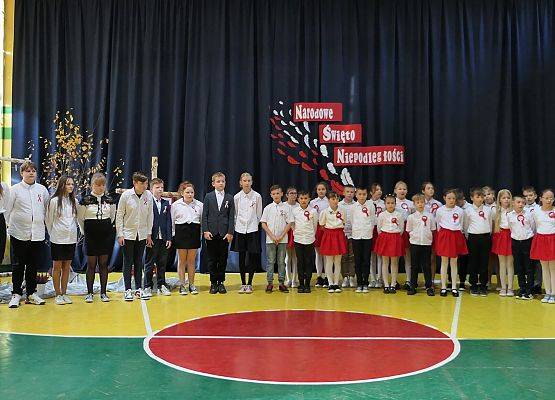 Uroczystości z okazji Dnia Niepodległości w szkole w Garczegorzu.