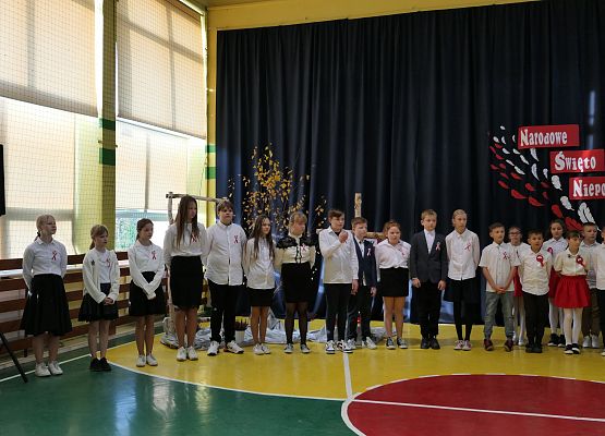 Uroczystości z okazji Dnia Niepodległości w szkole w Garczegorzu.