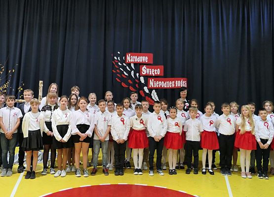 Uroczystości z okazji Dnia Niepodległości w szkole w Garczegorzu.