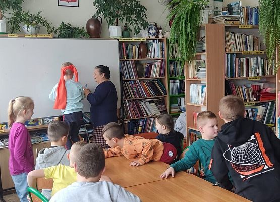 Rysowanie misia z zasłoniętymi oczyma.