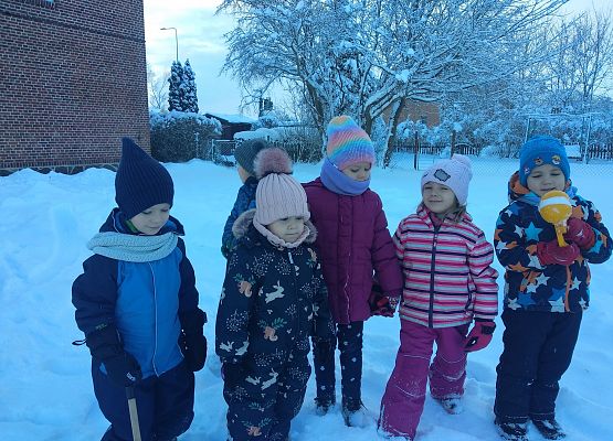 Grafika 2: ZABAWY NA ŚNIEGU