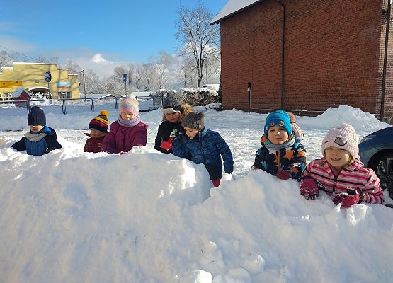 Grafika 8: ZABAWY NA ŚNIEGU