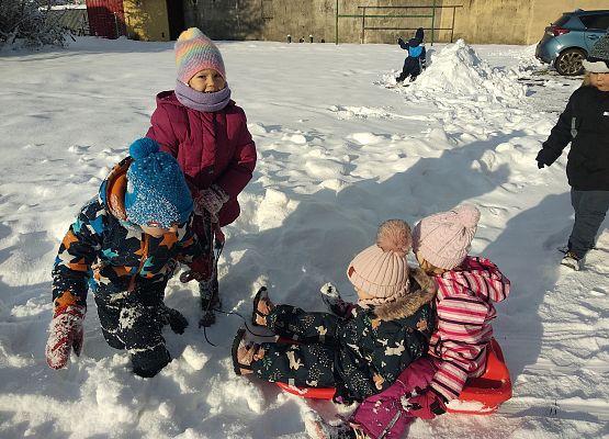 Grafika 10: ZABAWY NA ŚNIEGU