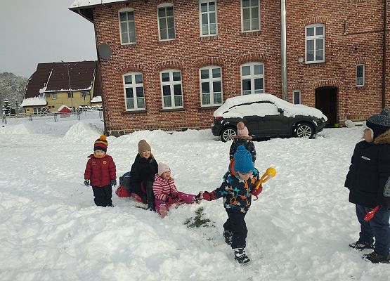 Grafika 15: ZABAWY NA ŚNIEGU