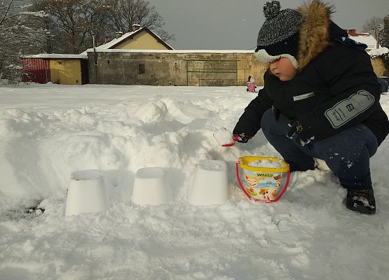 Grafika 16: ZABAWY NA ŚNIEGU