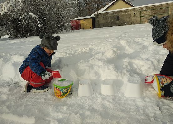 Grafika 17: ZABAWY NA ŚNIEGU