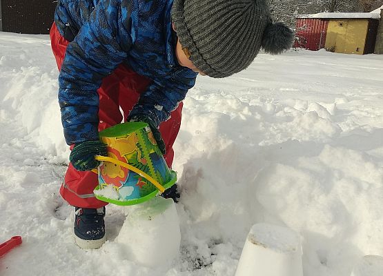 Grafika 18: ZABAWY NA ŚNIEGU