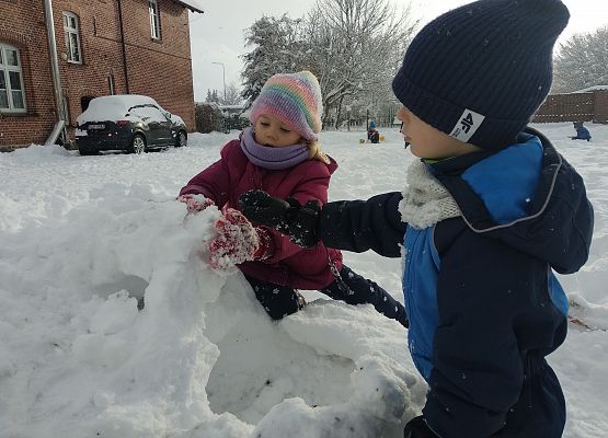 Grafika 19: ZABAWY NA ŚNIEGU