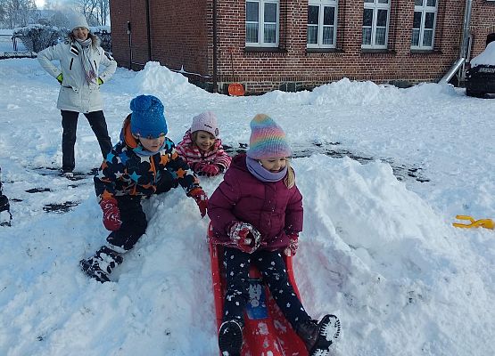 Grafika 21: ZABAWY NA ŚNIEGU