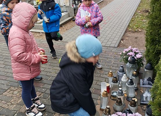 Grafika 2: "Szkoła Pamięta" - odwiedzamy Cmentarz