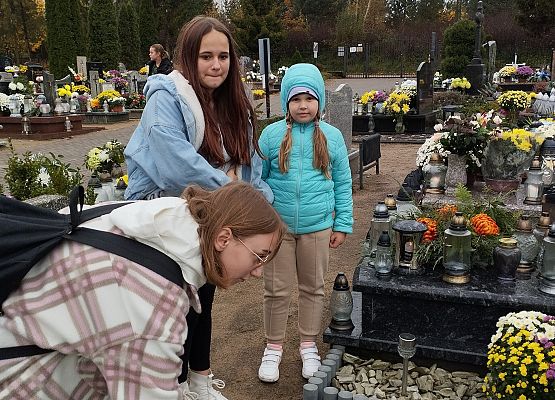 Grafika 4: "Szkoła Pamięta" - odwiedzamy Cmentarz