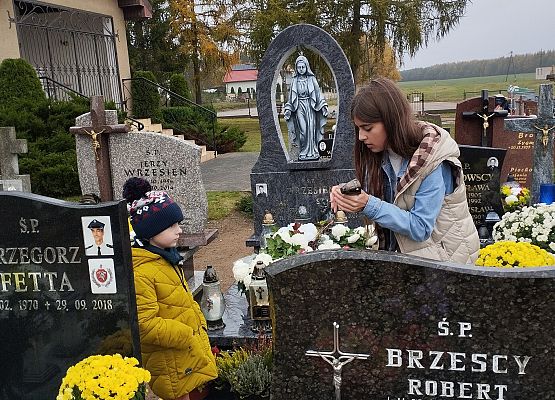 Grafika 6: "Szkoła Pamięta" - odwiedzamy Cmentarz