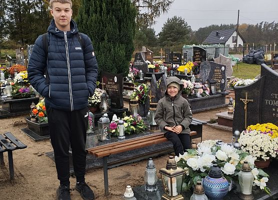 Grafika 7: "Szkoła Pamięta" - odwiedzamy Cmentarz