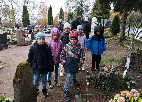 Grafika 11: "Szkoła Pamięta" - odwiedzamy Cmentarz
