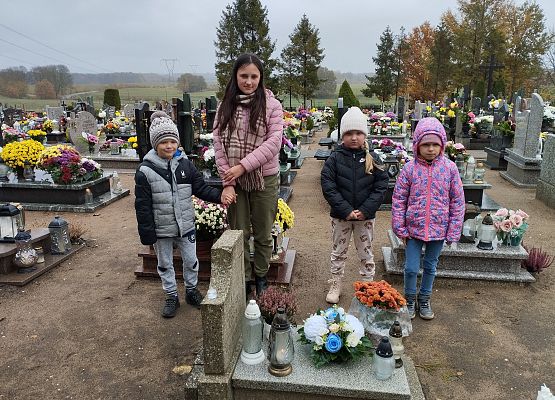 Grafika 12: "Szkoła Pamięta" - odwiedzamy Cmentarz