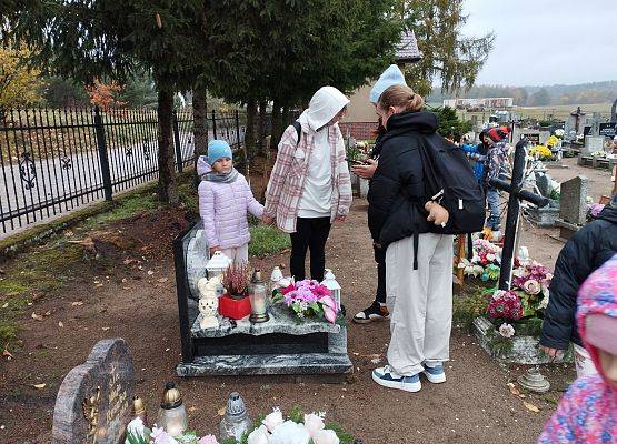 Grafika 13: "Szkoła Pamięta" - odwiedzamy Cmentarz