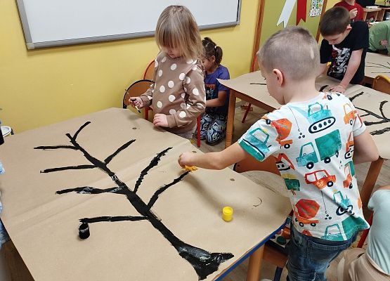 Grafika 4: Jesienne drzewa