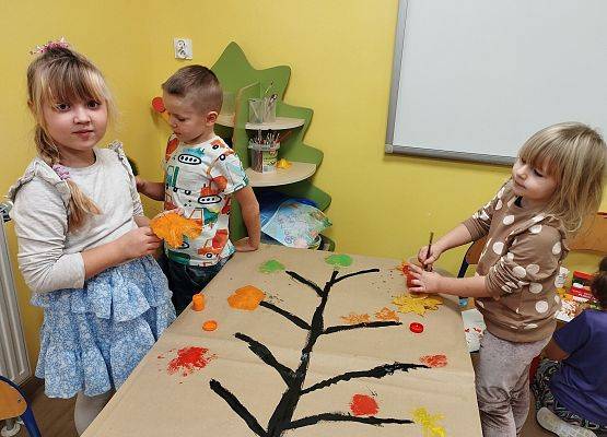 Grafika 9: Jesienne drzewa