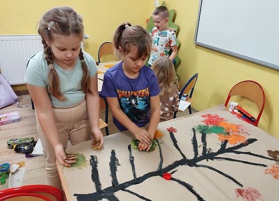 Grafika 10: Jesienne drzewa