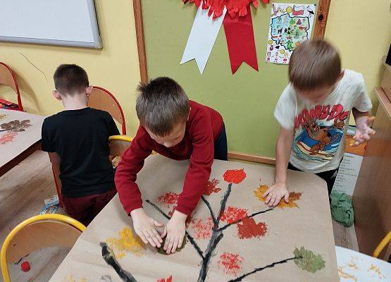 Grafika 12: Jesienne drzewa