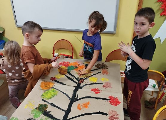 Grafika 13: Jesienne drzewa