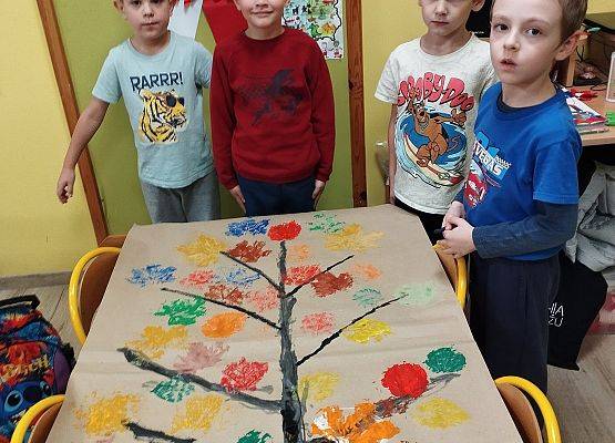 Grafika 14: Jesienne drzewa