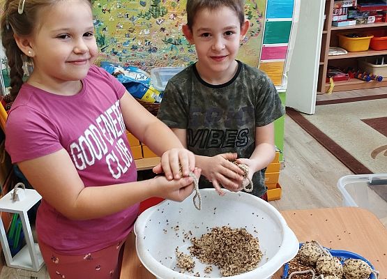 Grafika 4: Pomagamy ptakom przetrwać zimę