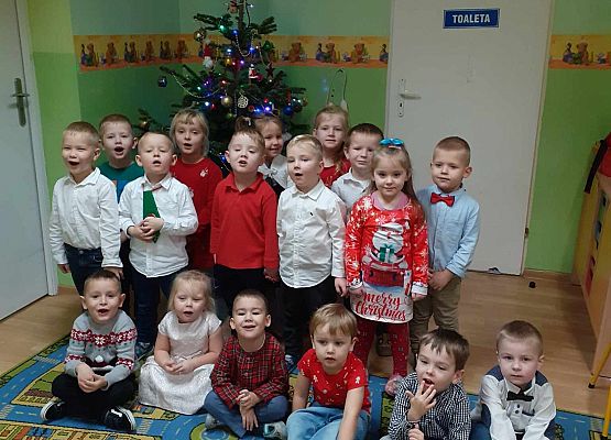 Dzieci z młodszej grupy w świątecznym nastroju