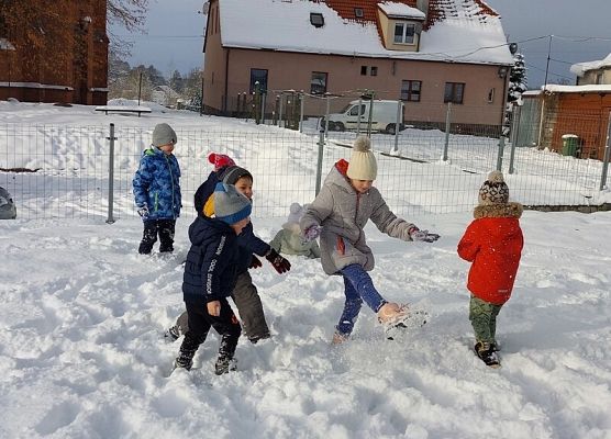 Grafika 8: KOCHAMY ZABAWY NA ŚNIEGU