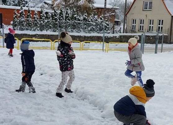 Grafika 9: KOCHAMY ZABAWY NA ŚNIEGU