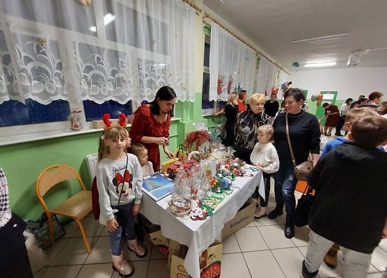 Grafika 4: KIERMASZ  ŚWIĄTECZNY