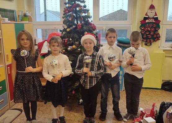 Uczniowie z własnoręcznie wykonanymi bombkami