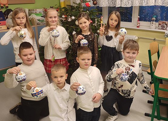 Uczniowie z własnoręcznie wykonanymi bombkami