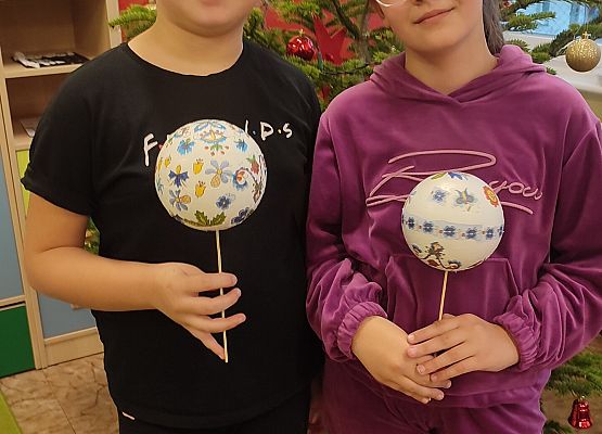 Uczniowie z własnoręcznie wykonanymi bombkami